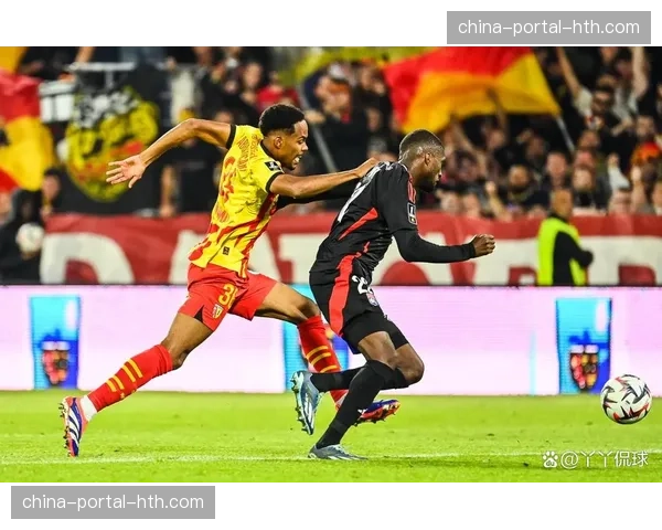 通讯：里昂主场对阵朗斯，现场为去世的俱乐部传奇名宿举行默哀仪式