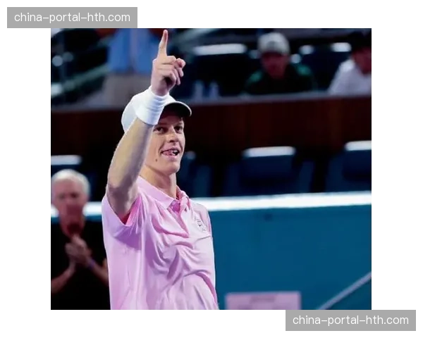 辛纳挥手致意蒙特卡洛观众，追平费德勒纪录后露出自信微笑